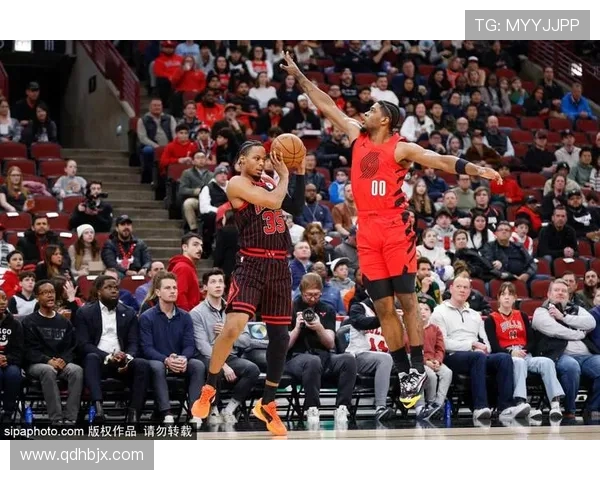 拉梅洛·鲍尔利用挡拆创造投篮机会，助力黄蜂提升关键时刻得分效率